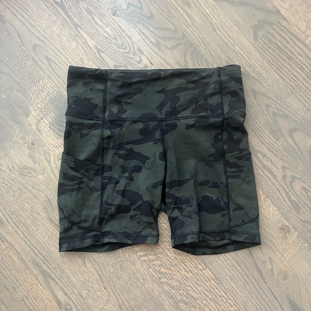 Lululemon Fast and Free shorts 6”, green camo size 8